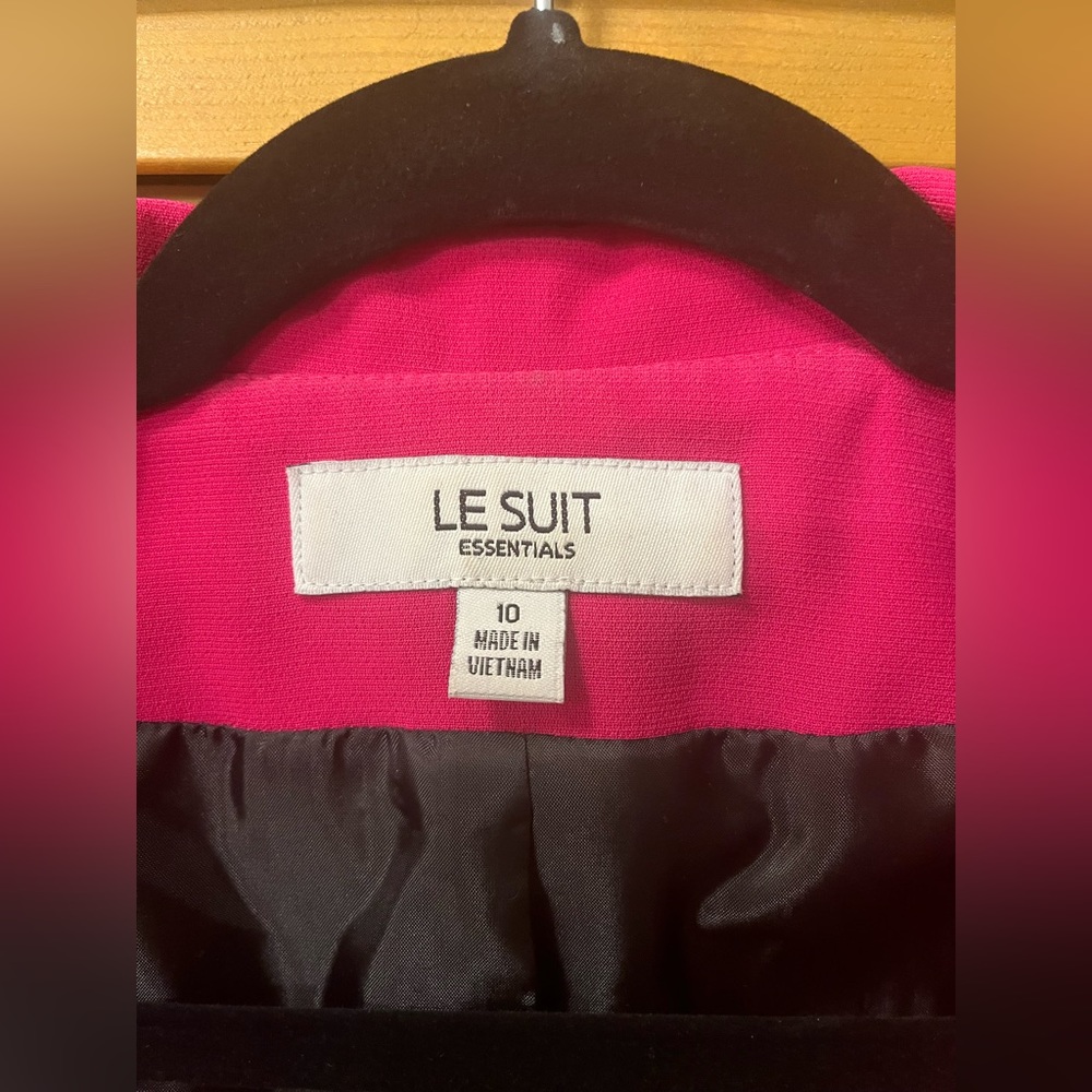 Le Suit